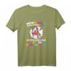 Kinder T-Shirt: Mein Bruder kommt in die Schule - Lustiges Geschwistershirt für den ersten Schultag, perfekt für die Schultüte 2023 mit Dinosaurier- und Einhorn-Motiv