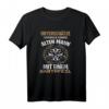 Unterschätze Niemals Einen Alten Mann Mit Einem Dartpfeil T-Shirt - Lustiges Dart-Shirt für Hobby- und Profi-Darter, Geschenkidee zu Weihnachten & Geburtstag