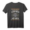 Unterschätze Niemals Einen Alten Mann Mit Einem Dartpfeil T-Shirt - Lustiges Dart-Shirt für Hobby- und Profi-Darter, Geschenkidee zu Weihnachten & Geburtstag