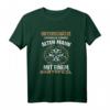 Unterschätze Niemals Einen Alten Mann Mit Einem Dartpfeil T-Shirt - Lustiges Dart-Shirt für Hobby- und Profi-Darter, Geschenkidee zu Weihnachten & Geburtstag