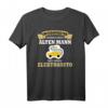 Unterschätze niemals einen alten Mann Elektroauto T-Shirt – Lustiges E-Auto Design für Fans nachhaltiger Mobilität