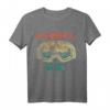 Unterschätze niemals einen alten Mann auf Skiern Geschenk T-Shirt – Lustiges Wintersport Outfit für Skifahrer und Snowboarder