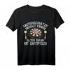 Herren Dart T-Shirt - Unterschätze Niemals Einen Alten Mann Mit Dartpfeilen Spruch, Perfekt für Dartspieler, Papas, Freunde & Opas