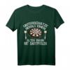 Herren Dart T-Shirt - Unterschätze Niemals Einen Alten Mann Mit Dartpfeilen Spruch, Perfekt für Dartspieler, Papas, Freunde & Opas