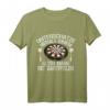 Herren Dart T-Shirt - Unterschätze Niemals Einen Alten Mann Mit Dartpfeilen Spruch, Perfekt für Dartspieler, Papas, Freunde & Opas