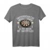 Herren Dart T-Shirt - Unterschätze Niemals Einen Alten Mann Mit Dartpfeilen Spruch, Perfekt für Dartspieler, Papas, Freunde & Opas