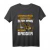 Herren Unterschätze niemals einen alten Mann mit einem Bagger T-Shirt – Lustiges Bauarbeiter Geschenk für Baggerfahrer