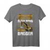 Herren Unterschätze niemals einen alten Mann mit einem Bagger T-Shirt – Lustiges Bauarbeiter Geschenk für Baggerfahrer