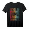 HapDog Geschenk für Junge Männer - Level Complete 40 Jahre T-Shirt, Lustige Gaming Geschenkidee & Geburtstagsdeko