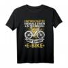 Nie alter Mann mit E-Bike Elektrofahrrad T-Shirt - Lustiges Radfahrer Motiv für E-Bike Enthusiasten & Radfahrer mit Humor