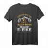 Unterschätze niemals einen alten Mann mit einem E-Bike T-Shirt – Perfektes Geschenk zum Geburtstag oder Weihnachten für Rentner Radfahrer