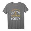 Unterschätze niemals einen alten Mann mit einem E-Bike T-Shirt – Perfektes Geschenk zum Geburtstag oder Weihnachten für Rentner Radfahrer