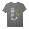 Unterschätze Niemals Einen Alten Mann mit Trompete T-Shirt – Lustiges Geschenk für Papa, Opa, Bruder & Trompeter zu Vatertag, Geburtstag oder Rente