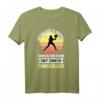 Unterschätze niemals einen alten Mann mit Tennisschläger T-Shirt – Lustiges Tennis Motiv für Rentner, Tennisfans & Vereinsmitglieder