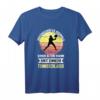 Unterschätze niemals einen alten Mann mit Tennisschläger T-Shirt – Lustiges Tennis Motiv für Rentner, Tennisfans & Vereinsmitglieder