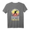 Unterschätze niemals einen alten Mann mit Tennisschläger T-Shirt – Lustiges Tennis Motiv für Rentner, Tennisfans & Vereinsmitglieder