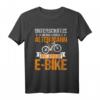 Unterschätze niemals einen alten Mann mit einem E-Bike T-Shirt – Perfektes Geschenk für Radfahrer, Mountainbiker & E-Bike Enthusiasten