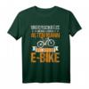 Unterschätze niemals einen alten Mann mit einem E-Bike T-Shirt – Perfektes Geschenk für Radfahrer, Mountainbiker & E-Bike Enthusiasten