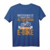 Unterschätze niemals einen alten Mann mit einem E-Bike T-Shirt – Perfektes Geschenk für Radfahrer, Mountainbiker & E-Bike Enthusiasten