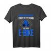 E-Bike Herren Spruch T-Shirt - Lustiges Fahrradfahrer Design mit 'Unterschätze niemals einen alten Mann auf einem E-Bike' als Geschenk für Opas, Väter & Fahrradliebhaber