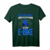 E-Bike Herren Spruch T-Shirt - Lustiges Fahrradfahrer Design mit 'Unterschätze niemals einen alten Mann auf einem E-Bike' als Geschenk für Opas, Väter & Fahrradliebhaber