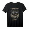 Unterschätzen Sie niemals einen alten Mann, der im April geboren wurde. Lustiges Geburtstags T-Shirt für Männer