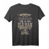 Unterschätzen Sie niemals einen alten Mann, der im April geboren wurde. Lustiges Geburtstags T-Shirt für Männer