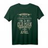 Unterschätzen Sie niemals einen alten Mann, der im April geboren wurde. Lustiges Geburtstags T-Shirt für Männer