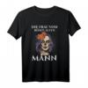 Die Frau vom bösen alten Mann - Witziges Ehefrau Spruch Motiv T-Shirt für Partner, Partnerlook & Geschenkideen für Geburtstag, Weihnachten, Karneval und Alltag