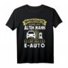 EAuto Männer T-Shirt mit lustigem Spruch – Unterschätze nie einen alten Mann mit einem E-Auto, perfekt für Elektromobilitäts-Fans