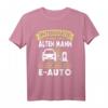 EAuto Männer T-Shirt mit lustigem Spruch – Unterschätze nie einen alten Mann mit einem E-Auto, perfekt für Elektromobilitäts-Fans