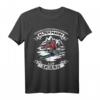 Unterschätze niemals einen alten Mann auf Skiern T-Shirt – Lustiges Geschenk für Skifahrer, Väter, Freunde & Kollegen zu Geburtstag oder Weihnachten