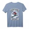 Unterschätze niemals einen alten Mann auf Skiern T-Shirt – Lustiges Geschenk für Skifahrer, Väter, Freunde & Kollegen zu Geburtstag oder Weihnachten
