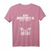 Unterschätze Niemals Einen Alten Mann Mit Einer Bass Gitarre T-Shirt – Lustiges Musiker T-Shirt für Gitarristen, Musikfans & Konzertliebhaber