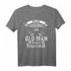 Unterschätze niemals einen alten Mann mit einer Gitarre T-Shirt – Lustiges Geschenk für Gitarristen, Musiker & Musikliebhaber zu Weihnachten & Geburtstag