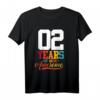 Seit 2 Jahren genial T-Shirt – Lustiges Geburtstags- oder Jahrestagsgeschenk zum 2. Geburtstag für Bruder, Schwester, Mann, Frau, Freund oder Freundin