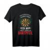Darts - Unterschätze Niemals Einen Alten Mann Mit Dartpfeil T-Shirt – Lustiges Dart Design für Dartspieler und Dartfans