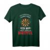 Darts - Unterschätze Niemals Einen Alten Mann Mit Dartpfeil T-Shirt – Lustiges Dart Design für Dartspieler und Dartfans