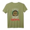 Darts - Unterschätze Niemals Einen Alten Mann Mit Dartpfeil T-Shirt – Lustiges Dart Design für Dartspieler und Dartfans
