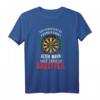 Darts - Unterschätze Niemals Einen Alten Mann Mit Dartpfeil T-Shirt – Lustiges Dart Design für Dartspieler und Dartfans