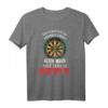 Darts - Unterschätze Niemals Einen Alten Mann Mit Dartpfeil T-Shirt – Lustiges Dart Design für Dartspieler und Dartfans
