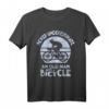 Herren Fahrrad T-Shirt mit lustigem Spruch – Unterschätzen Sie niemals einen alten Mann, perfekt für Radfahrer, Opa und Mountainbike-Fans