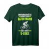 Unterschätze niemals einen alten Mann auf einem E-Bike T-Shirt - Lustiges Fahrrad Motiv, perfektes Geschenk für Radfahrer, Papas & Opas