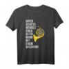 Unterschätze Niemals Einen Alten Mann mit Einem Waldhorn T-Shirt - Lustiges Geschenk für Waldhornspieler, Lehrer, Papa, Opa & Bruder zum Vatertag, Geburtstag oder Rente