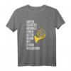 Unterschätze Niemals Einen Alten Mann mit Einem Waldhorn T-Shirt - Lustiges Geschenk für Waldhornspieler, Lehrer, Papa, Opa & Bruder zum Vatertag, Geburtstag oder Rente