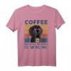HapDog T-Shirt für Frauen - Old Lady mit Kaffee & Schwarze Katze, Humorvolles Geschenk für Damen