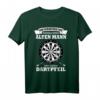 Lustiges Dart T-Shirt mit Dartboard und Spruch – Unterschätze niemals einen alten Mann mit Dartpfeil, ideales Geschenk für Dartspieler