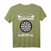 Lustiges Dart T-Shirt mit Dartboard und Spruch – Unterschätze niemals einen alten Mann mit Dartpfeil, ideales Geschenk für Dartspieler