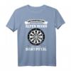 Lustiges Dart T-Shirt mit Dartboard und Spruch – Unterschätze niemals einen alten Mann mit Dartpfeil, ideales Geschenk für Dartspieler