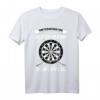 Lustiges Dart T-Shirt mit Dartboard und Spruch – Unterschätze niemals einen alten Mann mit Dartpfeil, ideales Geschenk für Dartspieler